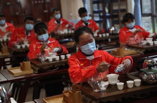 Οι μαθητές στο Τεχνικό και Επαγγελματικό Σχολείο Νγινγκτσί στην Αυτόνομη Περιοχή του Θιβέτ, μαθαίνουν να σερβίρουν τσάι και να εργάζονται ως σεφ. (Φωτογραφία από Zou Hong / China Daily)