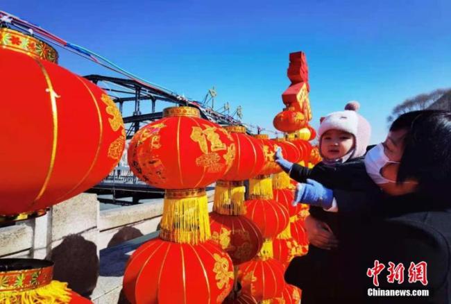 Η φωτογραφία που τραβήχτηκε στις 2 Φεβρουαρίου 2021 δείχνει τη Γέφυρα Τζονγκσάν στο Λαντζόου, στην επαρχία Γκανσού της βορειοδυτικής Κίνας, διακοσμημένη με κόκκινα φανάρια για το επερχόμενο Φεστιβάλ της Άνοιξης. Το εαρινό φεστιβάλ, ή αλλιώς το σεληνιακό νέο έτος της Κίνας, πέφτει στις 12 Φεβρουαρίου φέτος. (Φωτογραφία / China News Service)