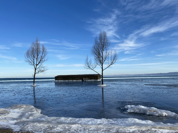 Η λίμνη Τσινγκχάι, η μεγαλύτερη εσωτερική λίμνη της Κίνας, είχε παγώσει κατά το ήμισυ στα τέλη Δεκεμβρίου. CHEN MEILING / CHINA DAILY