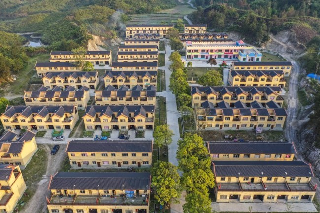 Η εναέρια φωτογραφία που τραβήχτηκε στις 29 Απριλίου 2020 δείχνει μια τοποθεσία μετεγκατάστασης με σκοπό την ανακούφιση από την φτώχεια που σχετίζεται με απομονωμένες και άγονες περιοχές, για τα μέλη της εθνότητας των Γιάο που ζουν στην κομητεία Νανντάν, στην αυτόνομη περιοχή Γκουανσί Τζουάνγκ στη νότια Κίνα. (Xinhua / Cao Yiming)