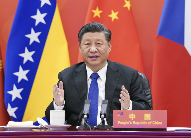 Ο Κινέζος Πρόεδρος Σι Τζινπίνγκ ενώ προεδρεύει στη Σύνοδο Κορυφής μεταξύ της Κίνας και των χωρών Κεντρικής και Ανατολικής Ευρώπης (ΧΚΑΕ) και δίνει ομιλία μέσω σύνδεσης βίντεο στο Πεκίνο, πρωτεύουσα της Κίνας, 9 Φεβρουαρίου 2021. (φωτογραφία / Xinhua)