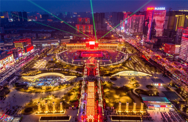 Η φωτογραφία που τραβήχτηκε στις 9 Φεβρουαρίου 2021, δείχνει τη νυχτερινή άποψη της πόλης Γιουντσένγκ, της επαρχίας Σανσί της βόρειας Κίνας. [Φωτογραφία: VCG]