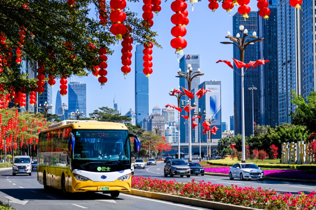 Κόκκινα φανάρια διακοσμούν έναν δρόμο στο Σεντζέν της επαρχίας Γκουανγκτζόου στην νότια Κίνα, στις 7 Φεβρουαρίου 2021.