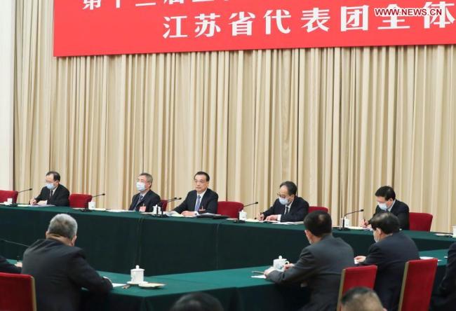 Ο Κινέζος πρωθυπουργός Λι Κετσιάνγκ, επίσης μέλος της Μόνιμης Επιτροπής του Πολιτικού Γραφείου της Κεντρικής Επιτροπής του Κομμουνιστικού Κόμματος της Κίνας, ενώ συμμετέχει στην συζήτηση με αντιπροσωπεία της επαρχίας Τζιανγκσού κατά τη διάρκεια της τέταρτης συνόδου του 13ου Εθνικού Λαϊκού Συνεδρίου (NPC) στο Πεκίνο, πρωτεύουσα της Κίνας , 7 Μαρτίου 2021. (φωτογραφία: Xinhua)