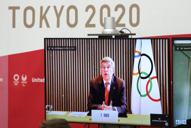 Ο Τόμας Μπαχ, πρόεδρος της Διεθνούς Ολυμπιακής Επιτροπής (ΔΟΕ), μιλά μέσω τηλεδιάσκεψης κατά τη διάρκεια της πενταμερούς συνάντησης στα κεντρικά γραφεία του Τόκιο 2020, στο Τόκιο της Ιαπωνίας, στις 3 Μαρτίου 2021. (φωτογραφία: Xinhua)