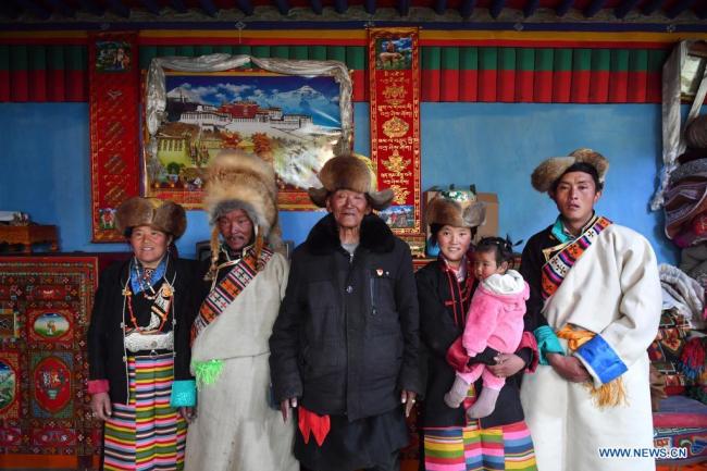 Η φωτογραφία που τραβήχτηκε στις 21 Μαρτίου 2021 δείχνει τον Μπασάνγκ (3ο από αριστερά) να ποζάρει για φωτογραφίες με την οικογένειά του στο σπίτι του στο χωριό Τάγιε του Σιγκάζε, στην Αυτόνομη Περιοχή του Θιβέτ της νοτιοδυτικής Κίνας.