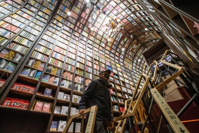 Ένας άντρας διαλέγει βιβλία σε ένα βιβλιοπωλείο στο Πεκίνο, την πρωτεύουσα της Κίνας, σε φωτογραφία από την 21η Απριλίου 2020. (Xinhua / Li Jing)