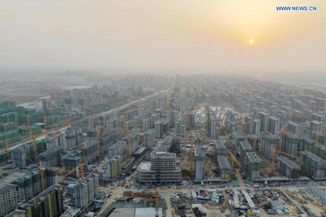 Η εναέρια φωτογραφία που λήφθηκε στις 31 Μαρτίου 2021 δείχνει το εργοτάξιο ολόκληρης της περιοχής Ρονγκντόνγκ στην Νέα Περιοχή Σιονγκ’άν, στην επαρχία Χεμπέι της βόρειας Κίνας.