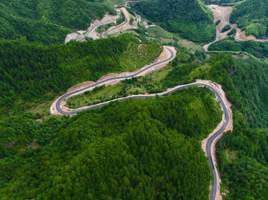 Η εναέρια φωτογραφία που τραβήχτηκε στις 3 Αυγούστου 2020, δείχνει ορεινούς δρόμους που οδηγούν στο χωριό Τσεντσιάο, στο Τζοουνίνγκ της επαρχίας Φουτζιέν της νοτιοανατολικής Κίνας. (Xinhua / Jiang Kehong)