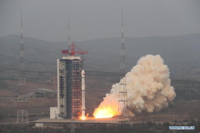 Ένας πύραυλος Long March-4B που μεταφέρει έναν δορυφόρο, τον τρίτο της σειράς Shiyan-6, εκτοξεύεται από το Κέντρο Εκτόξευσης Δορυφόρων Ταϊγιουάν στην επαρχία Σανσί της βόρειας Κίνας στις 9 Απριλίου 2021. Η Κίνα έστειλε με επιτυχία τον πειραματικό δορυφόρο σε προγραμματισμένη τροχιά την Παρασκευή. (Φωτογραφία / Xinhua)