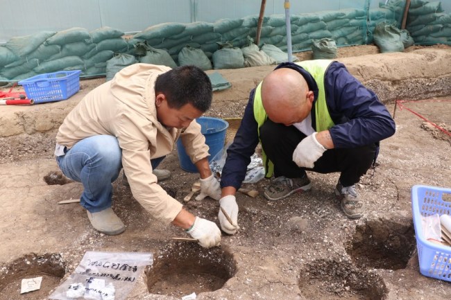 Οι αρχαιολόγοι εργάζονται στον χώρο του Ναού Τζινλάν στη πόλη Γκουανγκτζόου, πρωτεύουσα της επαρχίας Γκουανγκντόνγκ της νότιας Κίνας στις 14 Απριλίου 2021. (Φωτογραφία / Xinhua)