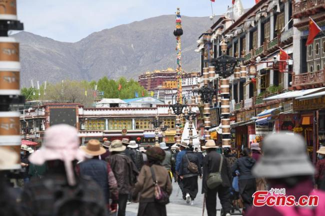 Ντόπιοι και τουρίστες περπατούν στην οδό Μπακχόρ στην Λάσα, πρωτεύουσα της Αυτόνομης Περιοχής του Θιβέτ στην νοτιοδυτική Κίνα. (φωτογραφία: China News Service)