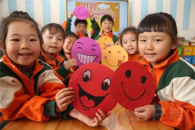 Παιδάκια έφτιαξαν κάρτες με χαμογελαστά πρόσωπα για να τον εορτασμό της Παγκόσμιας Ημέρας Χαμόγελου, σε ένα νηπιαγωγείο στην πόλη Τζιαοζουό της επαρχίας Χενάν στην κεντρική Κίνα.