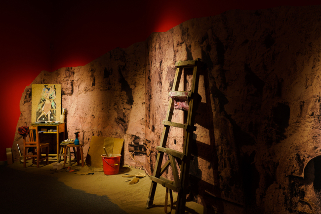 Η έκθεση «Pearl Chains on the Silk Road» που διοργάνωσε η Ακαδημία Γκονγκμπί (Gongbi) της Εθνικής Ακαδημίας Τεχνών της Κίνας, παρουσιάζει 151 λεπτομέρειες τοιχογραφιών που αντιγράφηκαν από αρχαίες σπηλιές σε ολόκληρη την Κίνα.