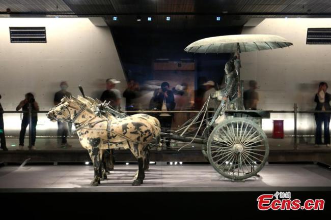 Το χάλκινο άρμα Νο. 1 εκτίθεται στο νέο μουσείο στο Μαυσωλείο του Αυτοκράτορα Τσινσιχουάνγκ, στην πόλη Λιντόνγκ της επαρχίας Σαανσί στις 18 Μαΐου 2021. (Φωτογραφία / China News Service)