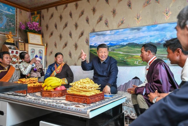 Ο Κινέζος Πρόεδρος Σι Τζινπίνγκ, ενώ επισκέπτεται το σπίτι ενός βοσκού σε ένα χωριό στην κομητεία Γκανγκτσά στην Θιβετιανή Αυτόνομη Νομαρχία Χαϊμπέι, στην επαρχία Τσινγκχάι της βορειοδυτικής Κίνας, 8 Ιουνίου 2021. (φωτογραφία / Xinhua)