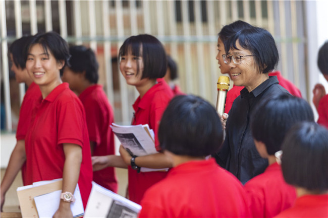 Μια γυναίκα παράδειγμα για όλους, η δασκάλα Τζανγκ Γκουιμέι (δεξιά), στην φωτογραφία ενώ απευθύνεται στις μαθήτριες στο Γυμνάσιο θηλέων Χουαπίνγκ στο Λιτζιάνγκ, στην επαρχία Γιουνάν, τον Σεπτέμβριο του 2020. (CHEN XINBO / XINHUA)
