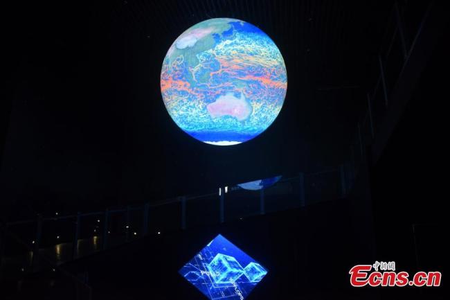 Η φωτογραφία που τραβήχτηκε στις 23 Ιουνίου 2021 δείχνει την πρώτη επιστημονική εγκατάσταση μεγάλης κλίμακας της Αριθμητικής Προσομοίωσης του Συστήματος Γης «EarthLab» ή «寰» (Huan), στα κινέζικα, στο Πεκίνο. (Φωτογραφία: China News Service)