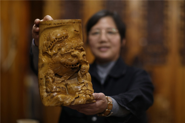Η Λου Χουαγίνγκ διδάσκει την δημιουργία χειροτεχνιών από μπαμπού στο Μουσείο Πολιτιστικής Κληρονομιάς της Σιντάδα στο Τσιτσούι, στην επαρχία Γκουιτζόου της Νοτιοδυτικής Κίνας, στις 28 Φεβρουαρίου 2021. [Φωτογραφία / Xinhua]