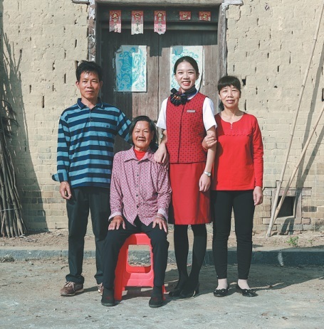 Η Χουάνγκ ποζάρει με τους γονείς και τη γιαγιά της στο σπίτι τους στην κομητεία Τζαοπίνγκ, αυτόνομη περιφέρεια Γκουανγκσί Τζουάνγκ.