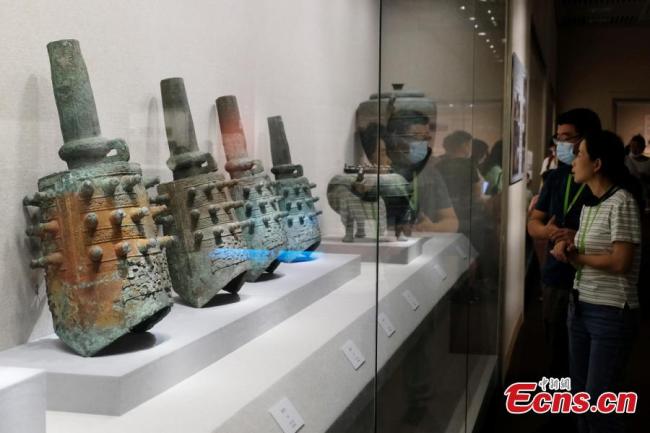 Ένα γιονγκ τζονγκ, δηλαδή ένα χάλκινο μουσικό όργανο από την Ανατολική περίοδο Τζόου (770-256 π.Χ.), εκτίθεται στην έκθεση "Αρχαιολογία του Τζιανγκσού" στο Ναντζίνγκ της επαρχίας Τζιανγκσού στις 3 Ιουλίου 2021. (Φωτογραφία / China News Service)