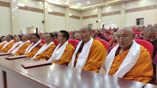 Περισσότεροι από 240 θιβετιανοί βουδιστές μοναχοί ολοκλήρωσαν την ακαδημαϊκή τους εκπαίδευση στο Θιβετιανό Κολλέγιο Βουδισμού στη Λάσα, πρωτεύουσα της αυτόνομης περιοχής του Θιβέτ της νοτιοδυτικής Κίνας, και συμμετείχαν σε τελετή αποφοίτησης την Κυριακή. [Παρέχεται στο chinadaily.com.cn]