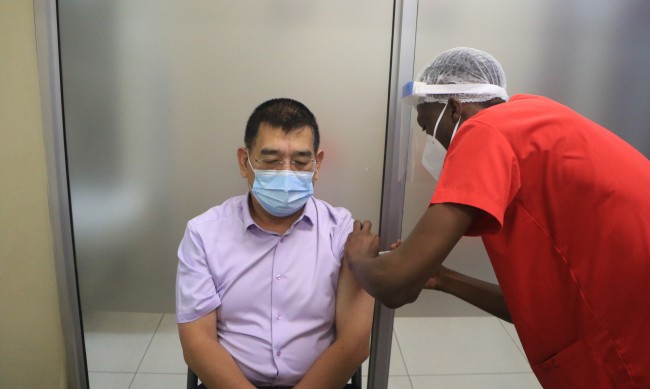 Zhang Lijun Zimbabwében megkapta a kínai védőoltást