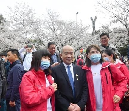Dong Xiankang és az egészségügyi dolgozókkal 