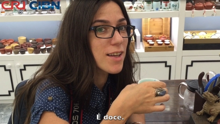 Jornalista portuguesa experimenta chá de jasmim