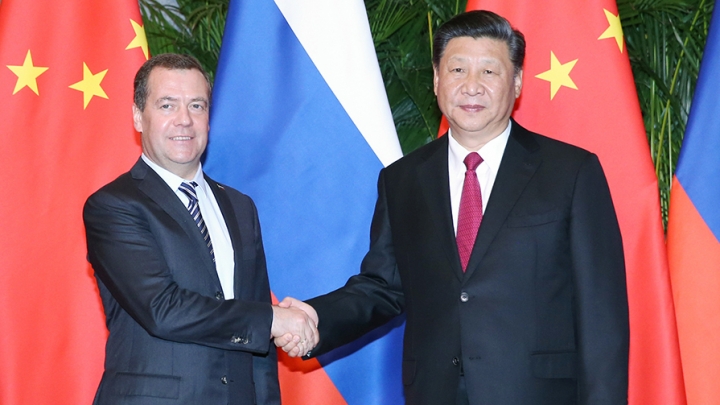 Xi Jinping encontra-se com premiê russo em Shanghai