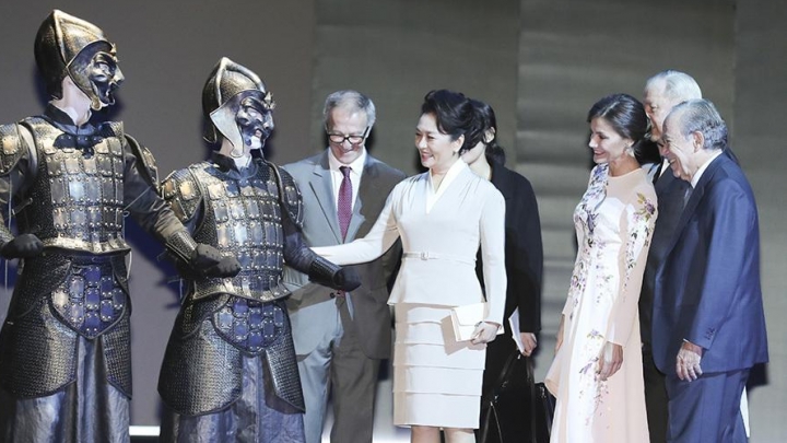 Primeira-dama chinesa assiste ópera no Teatro Real da Espanha