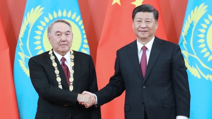 Xi Jinping concede Medalha de Amizade a ex-presidente cazaque
