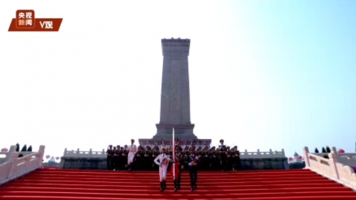Guarda da bandeira nacional da China marcha na Praça Tian’anmen