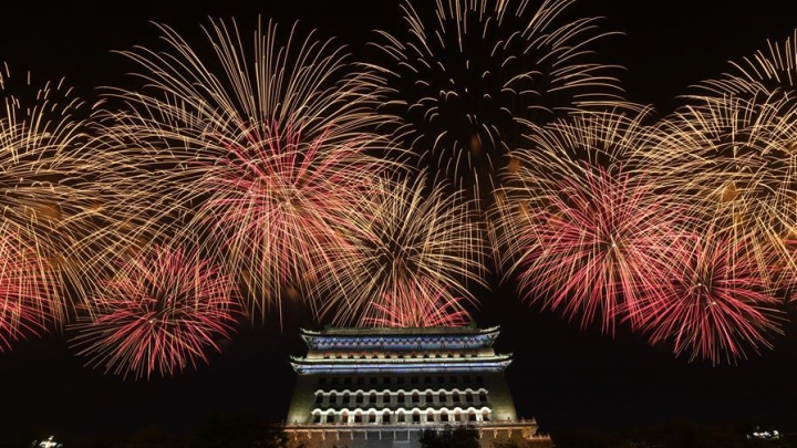 Fogos de artifício iluminam a noite de Beijing