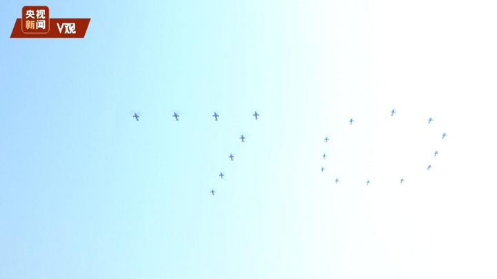 Helicópteros formam “70” no céu da Praça Tian’anmen