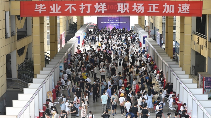 Wuhan realiza feira de emprego presencial para graduados universitários