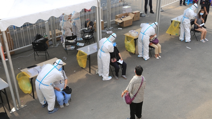 Beijing: residentes de comunidade  realizam teste de ácido nucleico