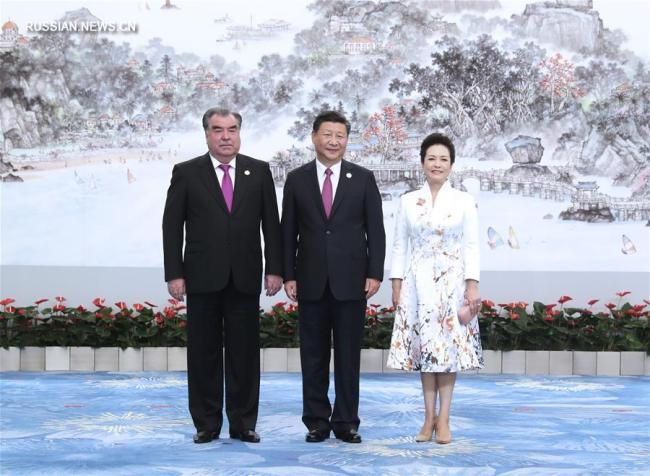 Си Цзиньпин и Пэн Лиюань приветствовали государственных лидеров с супругами и почетных гостей из стран БРИКС и других стран
