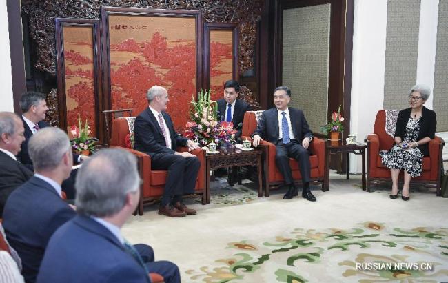 Вице-премьер Госсовета КНР встретился с делегацией США