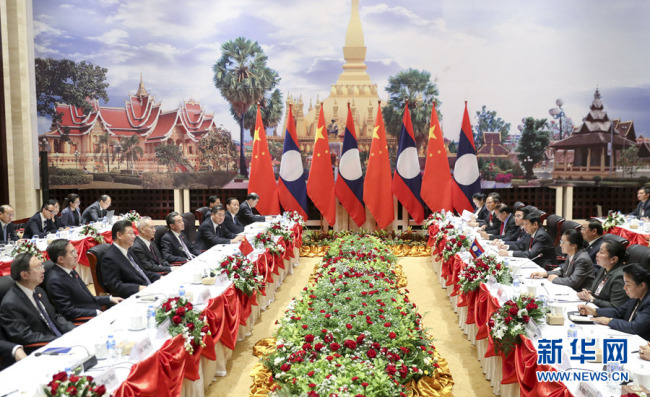 Си Цзиньпин встретился с председателем Национальной Ассамблеи Лаоса Пани Ятхоту