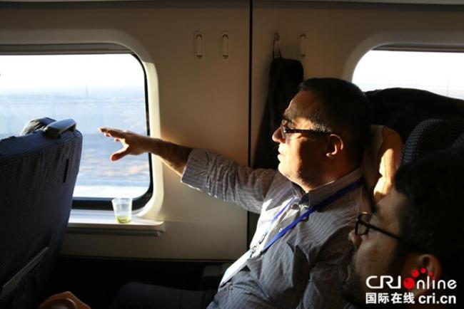 «Это восхитительно!»: иностранцы прокатились по Синьцзяну на скоростном поезде