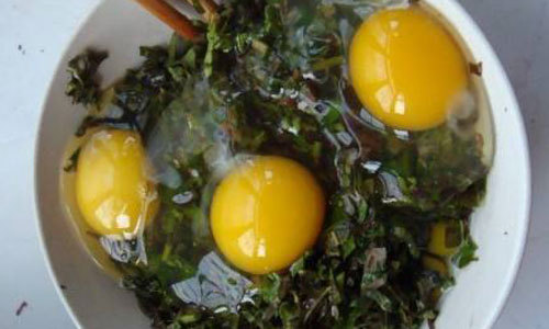 Жареные яйца с молодыми листьями цедрелы