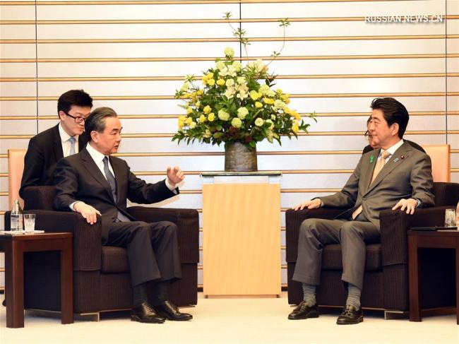 Премьер-министр Японии Синдзо Абэ встретился с министром иностранных дел КНР Ван И 