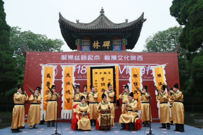 Чанъаньский оркестр народных инструментов приветствует иностранных экспертов (Фото: Чжао Цинцин)