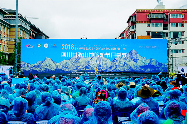 Торжественная церемония открытия Фестиваля горного туризма в г. Кандин (Фото: Чжан Липин)