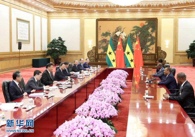 Си Цзиньпин встретился с премьер-министром Сан-Томе и Принсипи