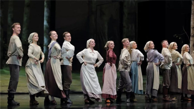 Китайскую оперу "А зори здесь тихие" показали в Мариинском театре