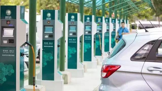 Пекин увеличит количество зарядных колонок для электромобилей 