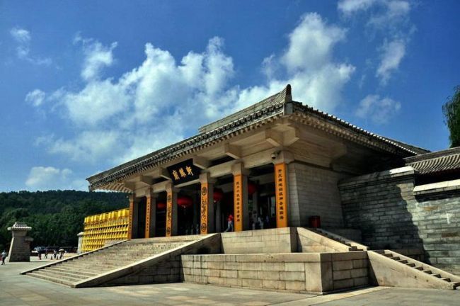 Туристический район–мавзолей Хуан-ди (Желтого императора)