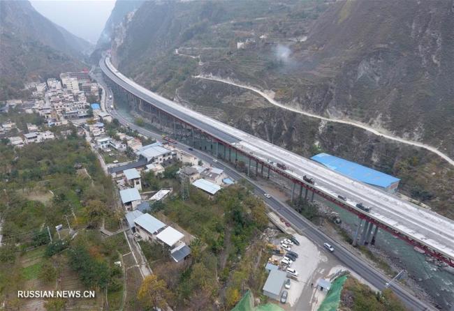 Завершено смыкание моста на скоростной автомагистрали в провинции Сычуань 